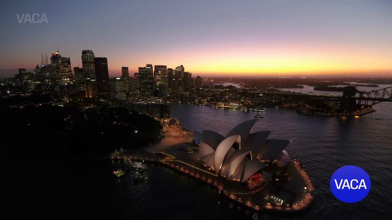 Cầu Cảng Sydney Harbor hùng vĩ về đêm với ánh đèn rực rỡ.