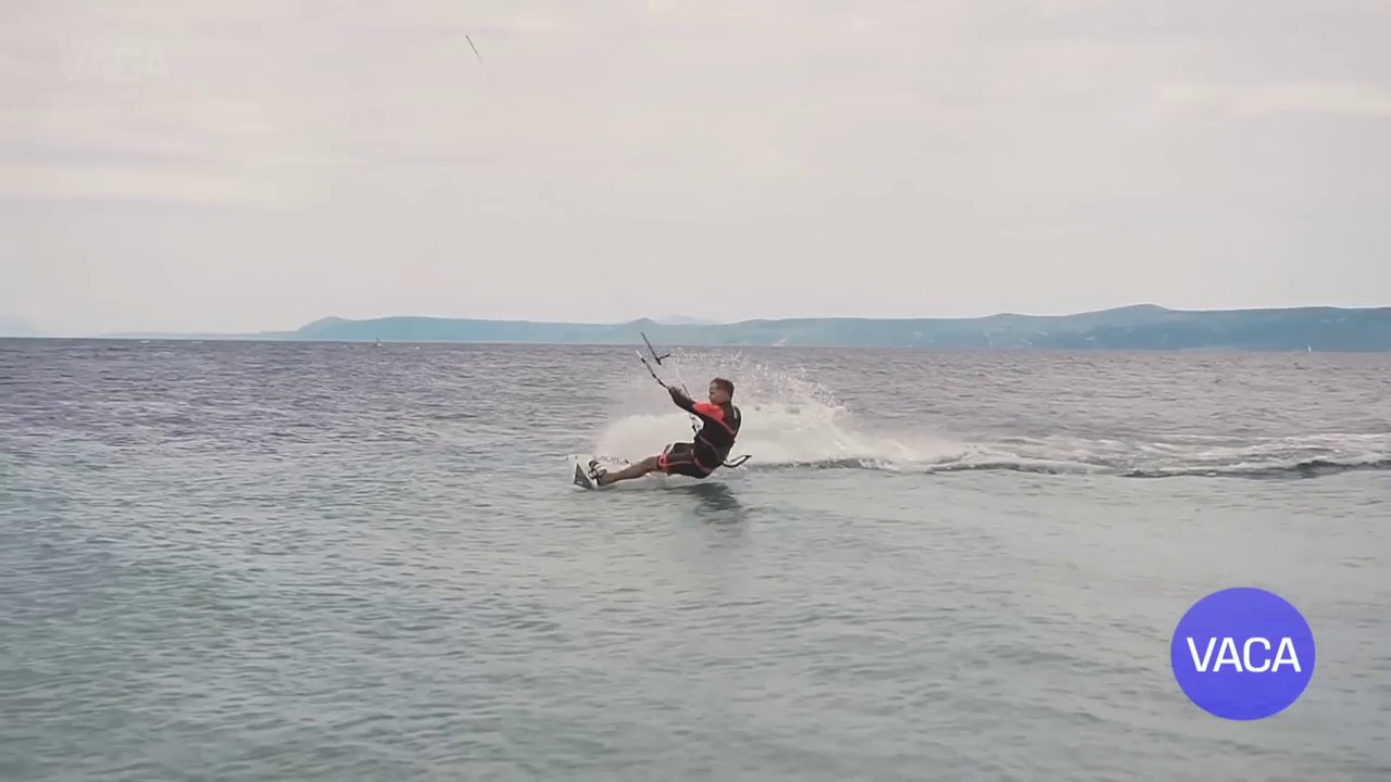 Bãi biển Bondi với làn nước trong xanh và bãi cát vàng trải dài.