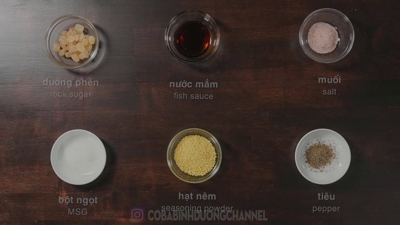 Các nguyên liệu tươi ngon được sơ chế sẵn sàng cho món nui thơm ngon.