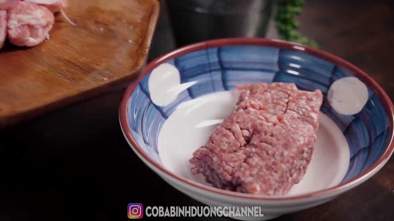 Nồi nước lèo xương hầm trong veo, thơm ngọt tự nhiên là nền tảng cho món ăn.