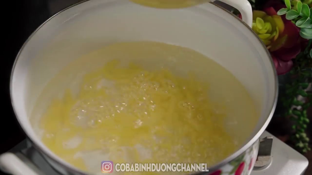 Tô nui được trình bày đẹp mắt với đầy đủ thịt bằm, rau củ, hành ngò và nước lèo nóng hổi.