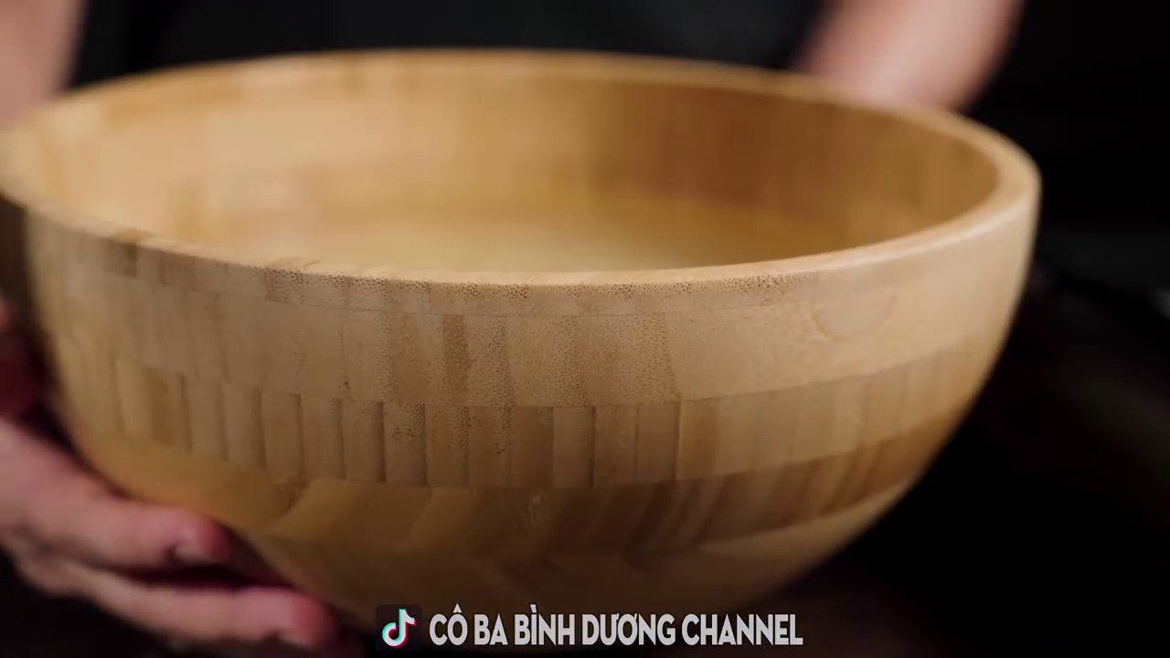 Thành phẩm cuối cùng - một tô nui nóng hổi, hấp dẫn với đầy đủ hương vị và màu sắc.