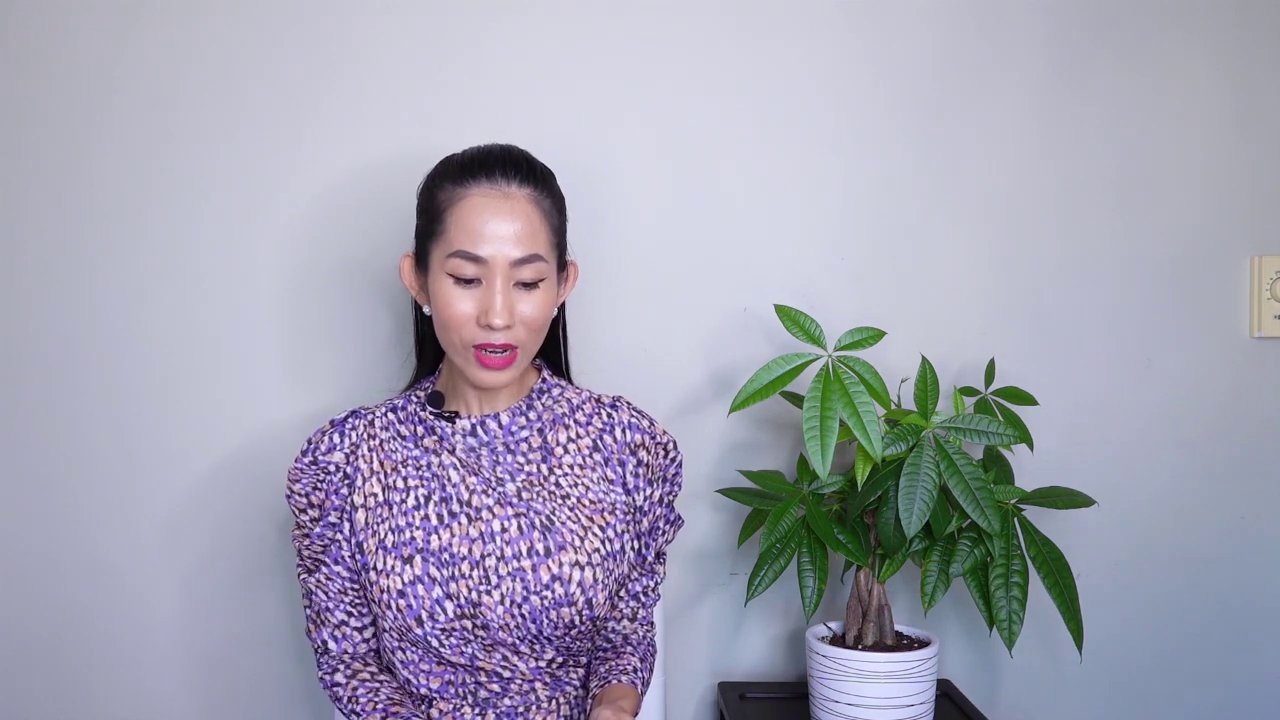 Khoảnh khắc chuyên gia nhấn mạnh ý nghĩa sâu xa của con số 11/2, biểu cảm nghiêm túc và đầy xúc cảm.