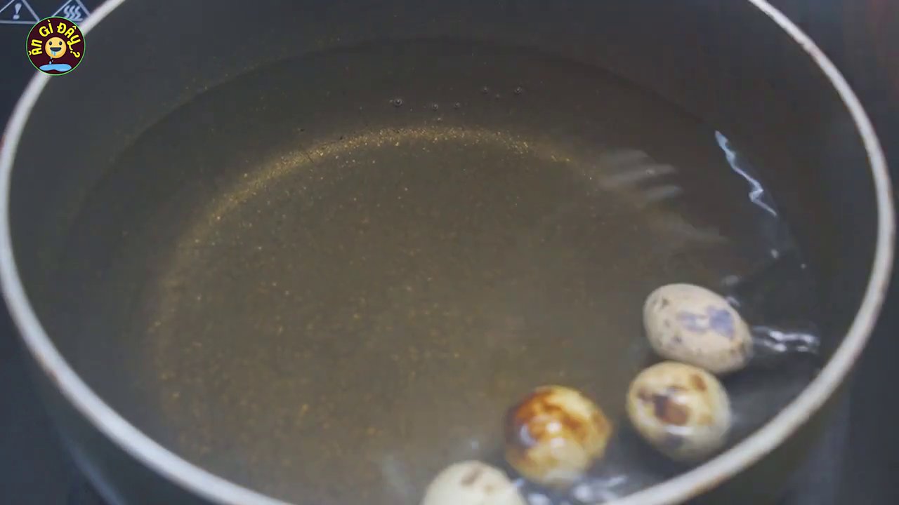 Nguyên liệu chính cho món trứng cút lộn xào nước tương.