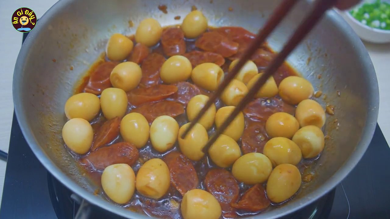 Cắt trứng cút lộn thành những miếng vừa ăn, dày khoảng hơn 1cm.