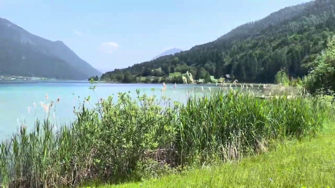 Hồ Bled – viên ngọc xanh trong vắt của Slovenia với hòn đảo nhỏ và nhà thờ cổ nổi bật giữa hồ.