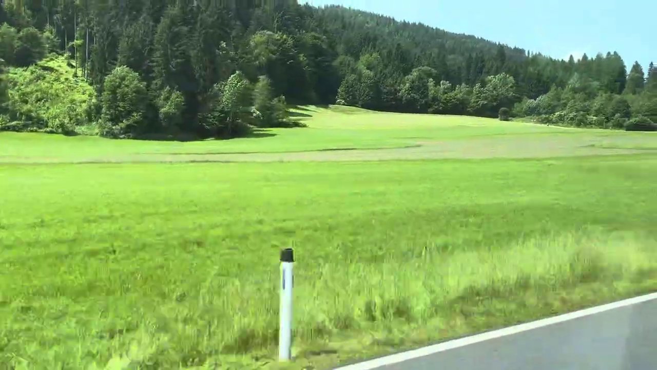 Ljubljana buổi sớm tinh mơ với những tòa nhà cổ kính và bầu không khí yên bình trước khi chúng tôi lên đường.