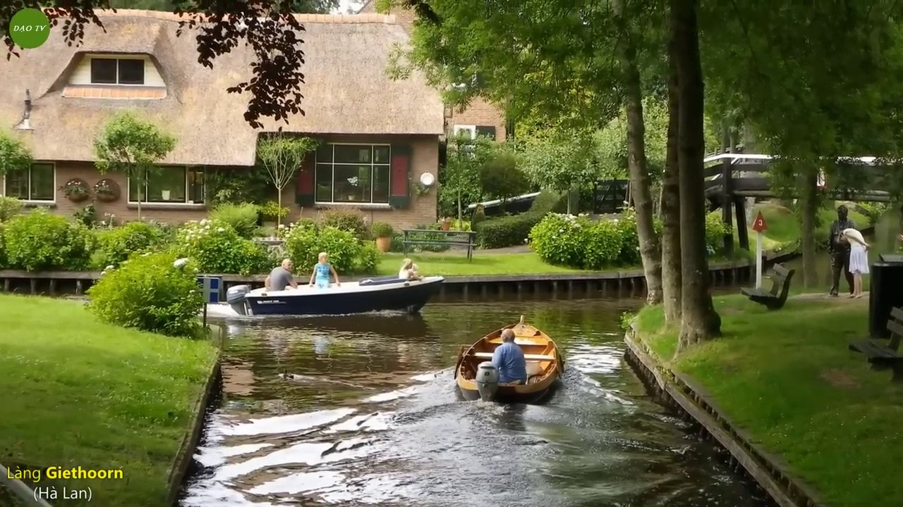 Một góc làng Giethoorn yên bình với những ngôi nhà mái tranh soi bóng xuống dòng kênh trong vắt.