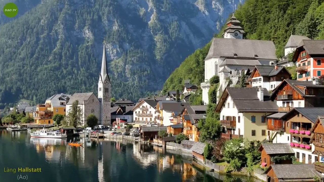 View toàn cảnh Hallstatt từ trên cao, với những ngôi nhà san sát bên hồ nước trong xanh tuyệt đẹp.