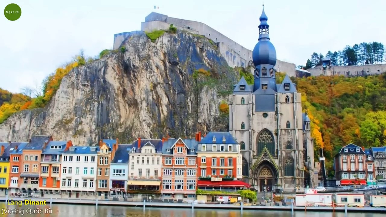 Thành phố Dinant với nhà thờ Đức Bà đặc trưng và những ngôi nhà nhiều màu sắc dọc bờ sông Meuse.