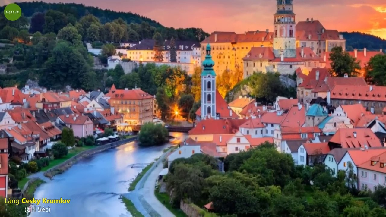 Khung cảnh toàn cảnh Český Krumlov với lâu đài và những mái nhà ngói đỏ nằm uốn lượn theo dòng sông Vltava.