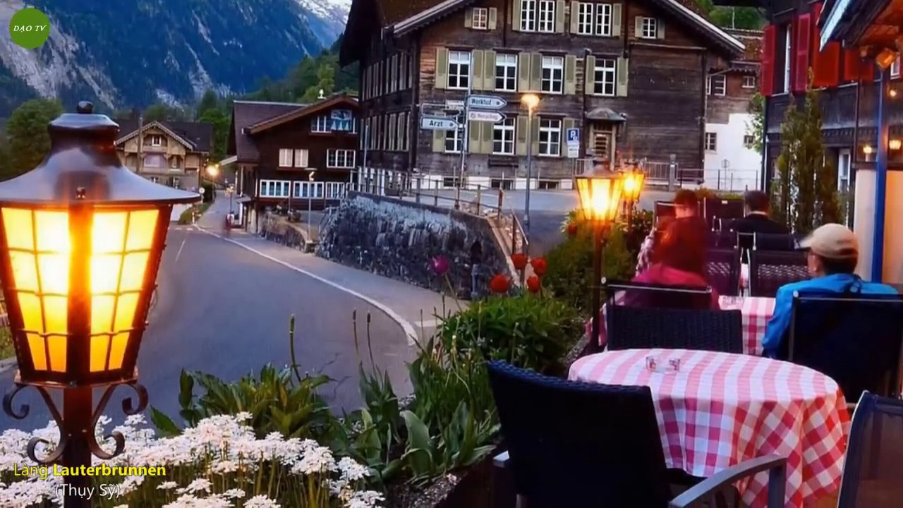Khung cảnh thung lũng Lauterbrunnen xanh mướt với những thác nước trắng xóa đổ từ trên núi cao xuống.