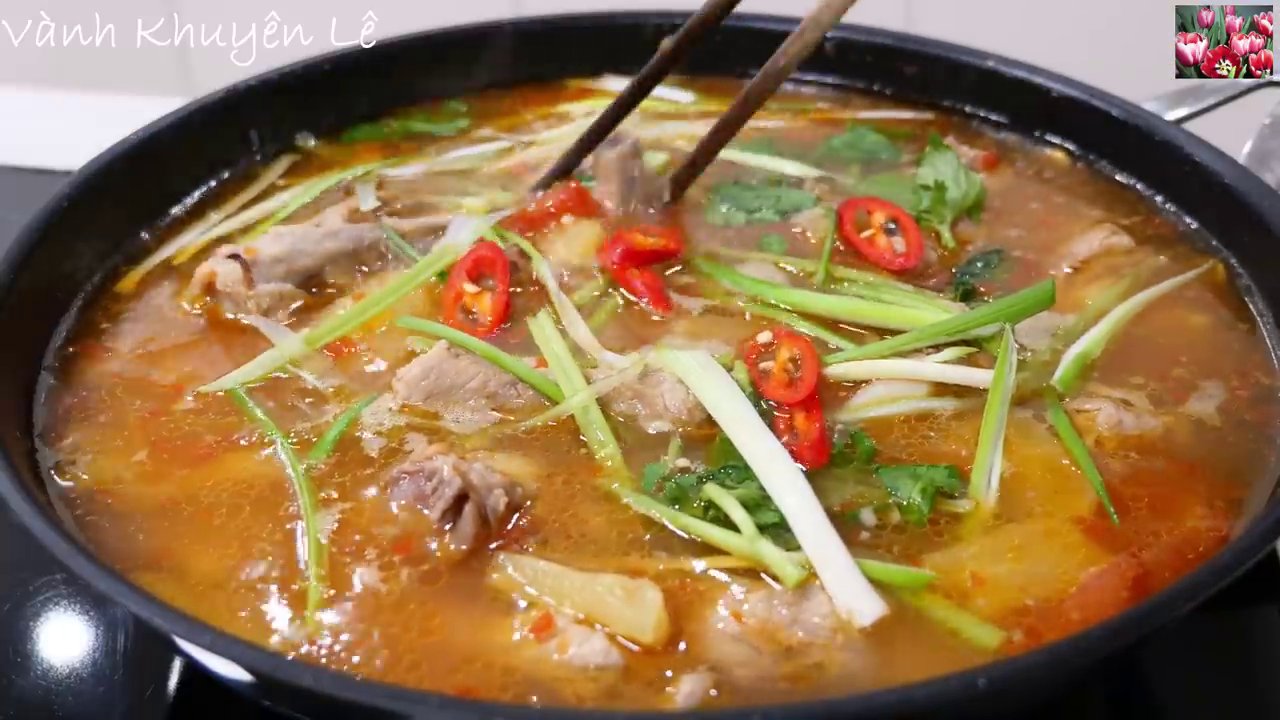 Hỗn hợp hành tím, hành tây, gừng và tỏi được chuẩn bị sẵn sàng.